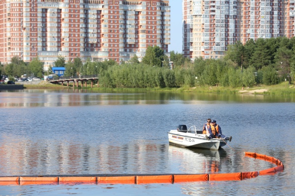 Разлив нефтепродуктов Сайма Сургут чистая река(2019)|Фото: Администрация Сургута, Рамиль Нуриев