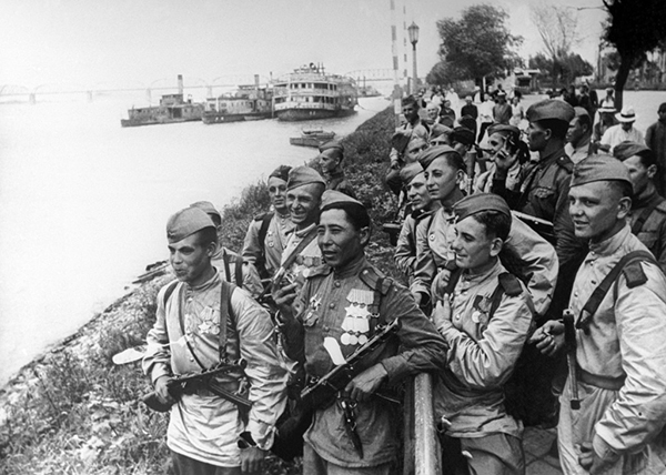 Харбин, берег реки Сунгари, Красная армия, август 1945 года(2019)|Фото: Фотохроника ТАСС