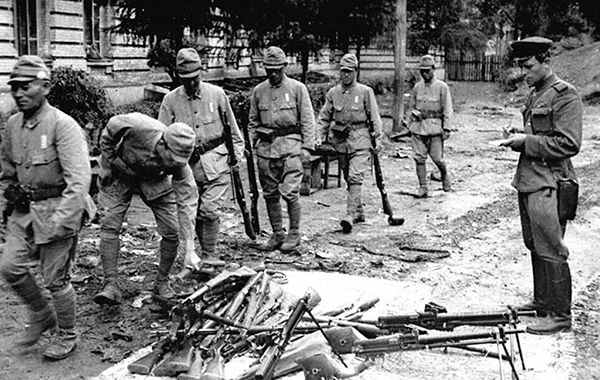 Солдаты японской армии сдают оружие, 28 августа 1945 года(2019)|Фото: Российский государственный архив кинофотодокументов, Халдей Евгений Ананьевич