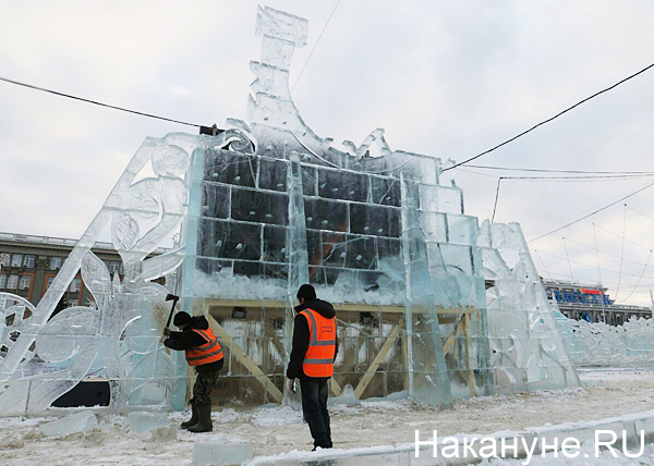 Обрушение стены в ледовом городке(2020)|Фото: Накануне.RU