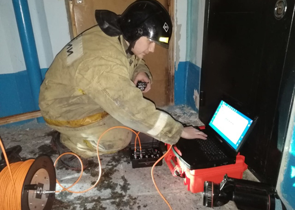 Специалист испытательной пожарной лаборатории на месте происшествия в одном из домов Ирбита(2020)|Фото: ГУ МЧС по Свердловской области