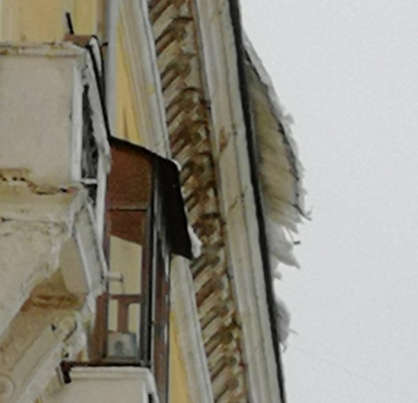 Наледь, крыша, падение, Комсомольский проспект 47, Пермь(2020)|Фото: СУ СКР по Пермскому краю