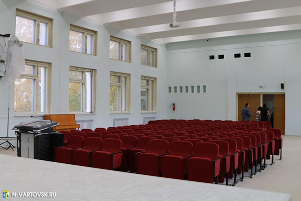 Актовый зал в общеобразовательной школе №23 в Нижневартовске(2020)|Фото: n-vartovsk.ru