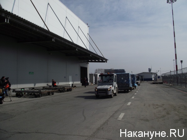 Гуманитарный груз для больниц, маски, халаты, аэропорт Кольцово(2020)|Фото: Накануне.RU