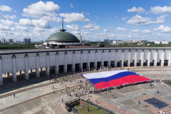 акция "Цвета российского флага"(2020)|Фото: vologda-oblast.ru