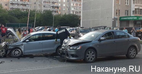 Авария, три автомобиля, Репина, Екатеринбург(2020)|Фото: Накануне.RU