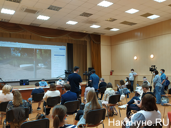 встреча в администрации Верх-Исетского района по поводу застройки сквера(2020)|Фото: Накануне.RU