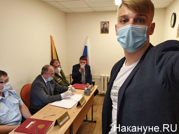 Депутат Андрей Пирожков пришел в военкомат(2020)|Фото: Накануне.RU
