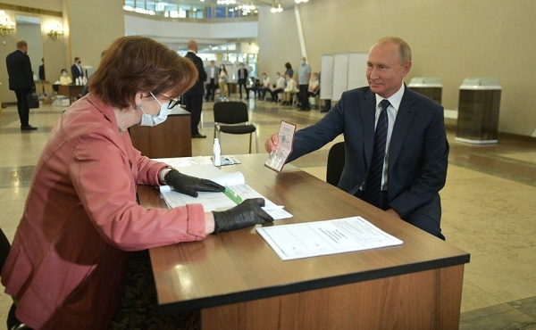 Путин проголосовал по поправкам в Конституцию 01.07.20. (2020) | Фото: пресс-служба Кремля/kremlin.ru