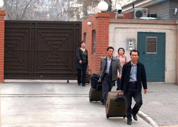 Китайские дипломаты покидают Генконсульство в Хьюстоне(2020)|Фото: baijiahao.baidu.com