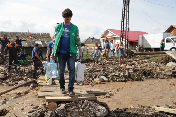 гуманитарная помощь, рмк. нижние серьги(2020)|Фото: пресс-служба благотворительного фонда РМК