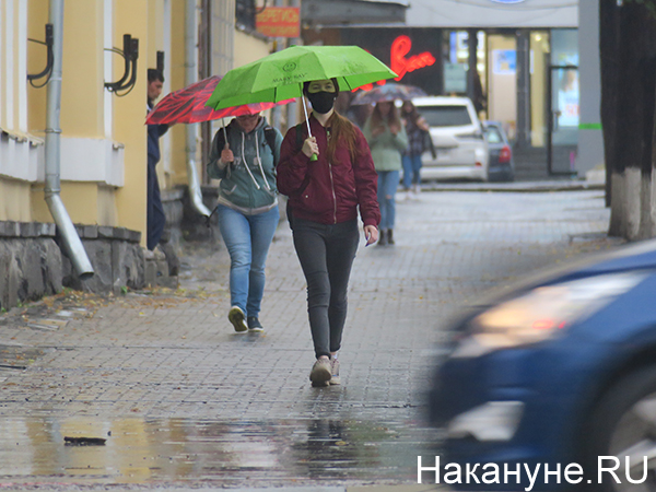 Люди под дождем(2020)|Фото: Накануне.RU