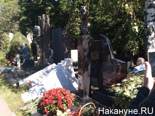 Открытие памятника Валерию Брумелю на Новодевичьем кладбище в Москве(2020)|Фото: Накануне.RU