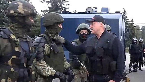 Александр Лукашенко с ОМОНом(2020)|Фото: youtube.com / Политика сегодня: Россия США Украина