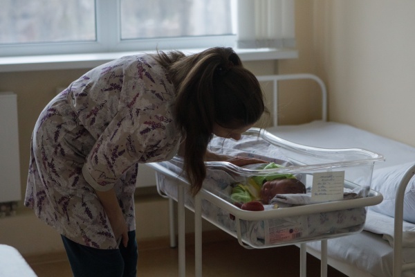 мать, ребенок, кроватка, дети, материнство, младенец(2020)|Фото: пресс-служба Воронежской областной думы