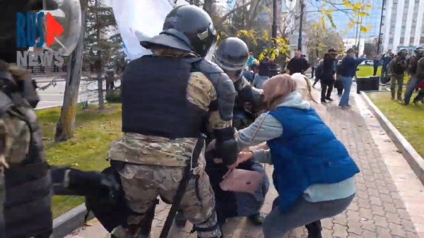Хабаровск, Фургал, митинг, ОМОН, задержание(2020)|Фото: youtube.com/watch?v=QDUsZaUuRKY