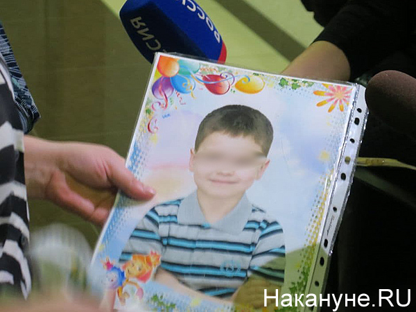 Фото убитого мальчика на суде по делу "тагильского стрелка" Александра Борисова(2020)|Фото: Накануне.RU
