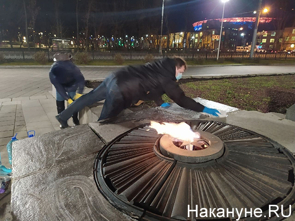 Чистка Вечного огня на площади Коммунаров в Екатеринбурге(2020)|Фото: Накануне.RU