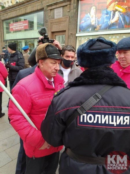 Валерий Рашкин на шествии КПРФ 7 ноября 2020 года.(2020)|Фото: telegram-канал фракции КПРФ в Мосгордуме