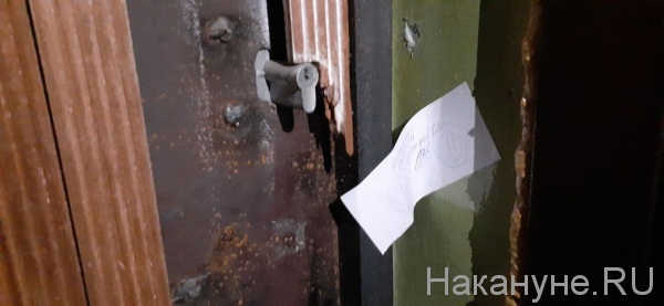 Пломба на двери квартиры, где произошло убийство.(2020)|Фото:Накануне.RU