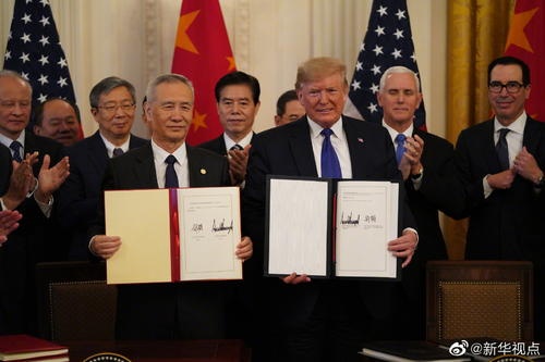 Лю и Трамп после подписания китайско-американской торговой сделки(2020)|Фото: news.cnwest.com