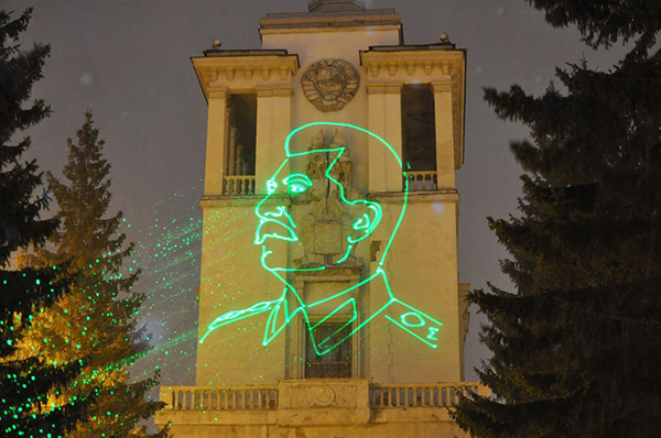 Голограмма Сталина на Доме офицеров в Екатеринбурге(2020)|Фото: Движение "За Правду"