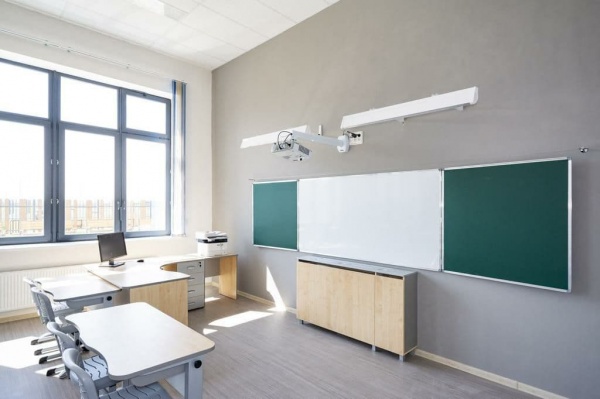 Видеопроектор в школьном кабинете.(2021)|Фото: Накануне.RU