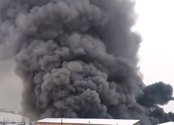 Пожар на складе в Красноярске 03.02.21.(2021)|Фото: telegram-канал Mash