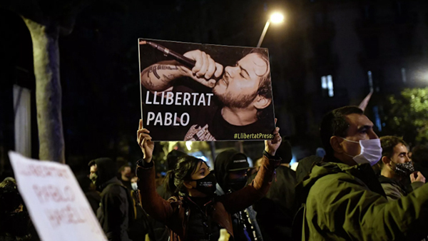 Демонстрации с требованием освободить музыканта Пабло Хаселя в Барселоне(2021)|Фото: AFP 2021 / Josep Lago
