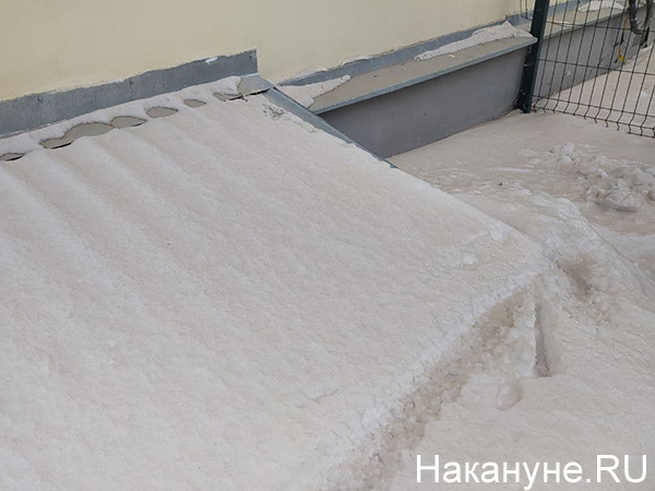 Грязный снег после сноса здания ПРОМЭКТа(2021)|Фото: Накануне.RU