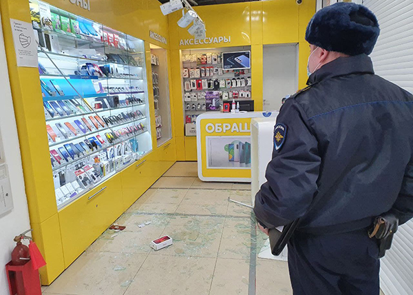 Ограбление магазина "Связной" в ТЦ "Кировский" в Екатеринбурге(2021)|Фото: источник Накануне.RU