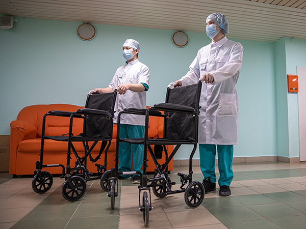 Кресла-коляски для больных(2021)|Фото: Алексей Вихарев