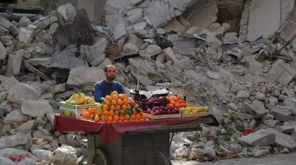 Продавец фруктов на фоне разрухи в Сирии(2021)|Фото: sohu.com