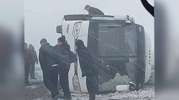 Перевернувшийся автобус на трассе Салехард - Сургут 11.04.21.(2021)|Фото: noyabrsk24.ru