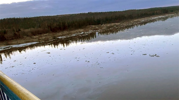 Разлив нефтепродуктов "ЛУКОЙЛ-Коми" в реке Колве(2021)|Фото: ГУ МЧС России по Республике Коми