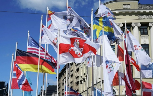 Флаги стран, которые представлены на ЧМ по хоккею в Риге (заменены флаги России и Беларуси)(2021)|Фото: REUTERS / Janis Laizans