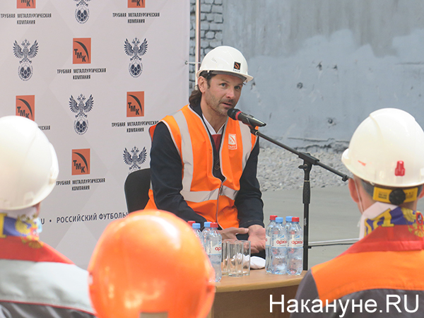 Дмитрий Сенников на встрече с работниками Синарского трубного завода(2021)|Фото: Накануне.RU