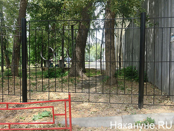 Забор, двор рядом с УГЛТУ(2021)|Фото: Накануне.RU