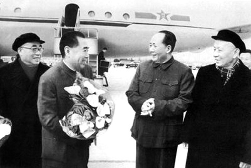 Мао Цзэдун встречает Чжоу Эньлая, вернувшегося из последней поездки в СССР(2021)|Фото: gb.cri.cn