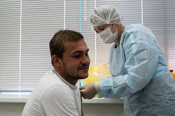 Андрей Панюков ставит вакцину от COVID-19(2021)|Фото: пресс-служба ФК "Урал"