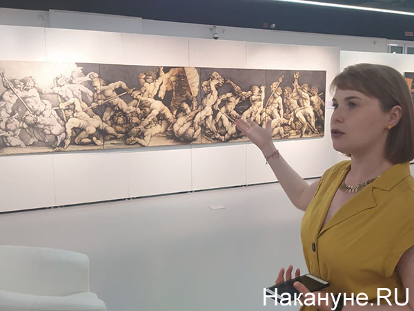 Дарья Костина на выставке "Райские сады Вячеслава Михайлова"(2021)|Фото: Накануне.RU