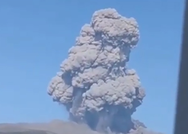 Выброс пепла на вулкане Эбеко на Курильских островах.(2021)|Фото: YouTube-канал News24 Russia