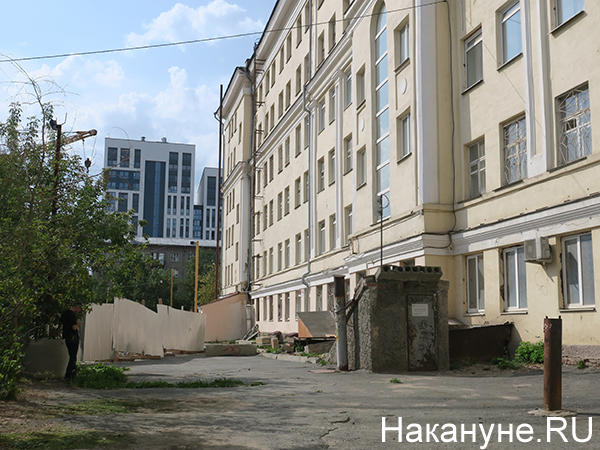 Забор у Красноармейской 78А рядом со стройкой на Декабристов 20 в Екатеринбурге(2021)|Фото: Накануне.RU