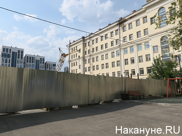 Забор у Красноармейской 78А рядом со стройкой на Декабристов 20 в Екатеринбурге(2021)|Фото: Накануне.RU