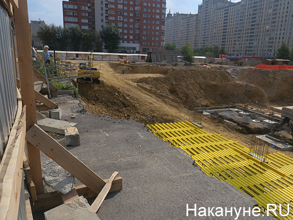 Стройка на Декабристов 20 в Екатеринбурге(2021)|Фото: Накануне.RU