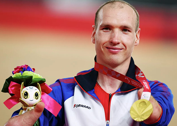 Михаил Асташов с золотой медалью Паралимпийских игр в Токио(2021)|Фото: Reuters / Thomas Peter