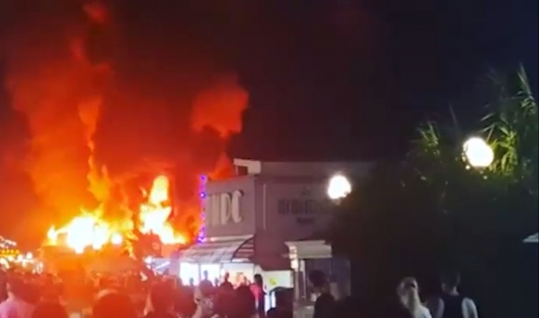 пожар в лаундж-баре Южная ночь на набережной в Сочи(2021)|Фото: Mash