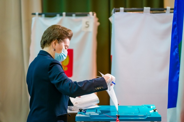 Наталья Комарова, голосование(2021)|Фото: Департамент общественных и внешних связей Югры