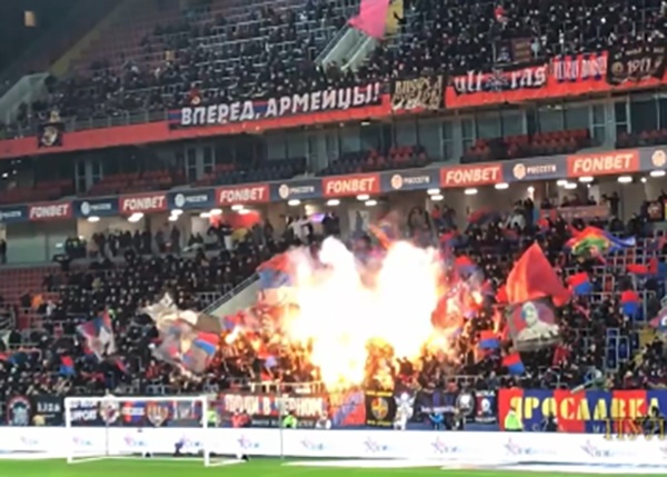Фанаты ЦСКА жгут файеры.(2021)|Фото: Накануне.RU