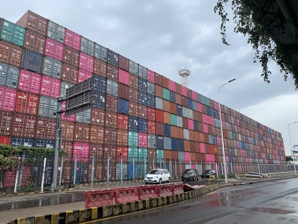 Скопление контейнеров после закрытие на карантин порта Янтянь в Шэньчжэне(2021)|Фото: yicai.com